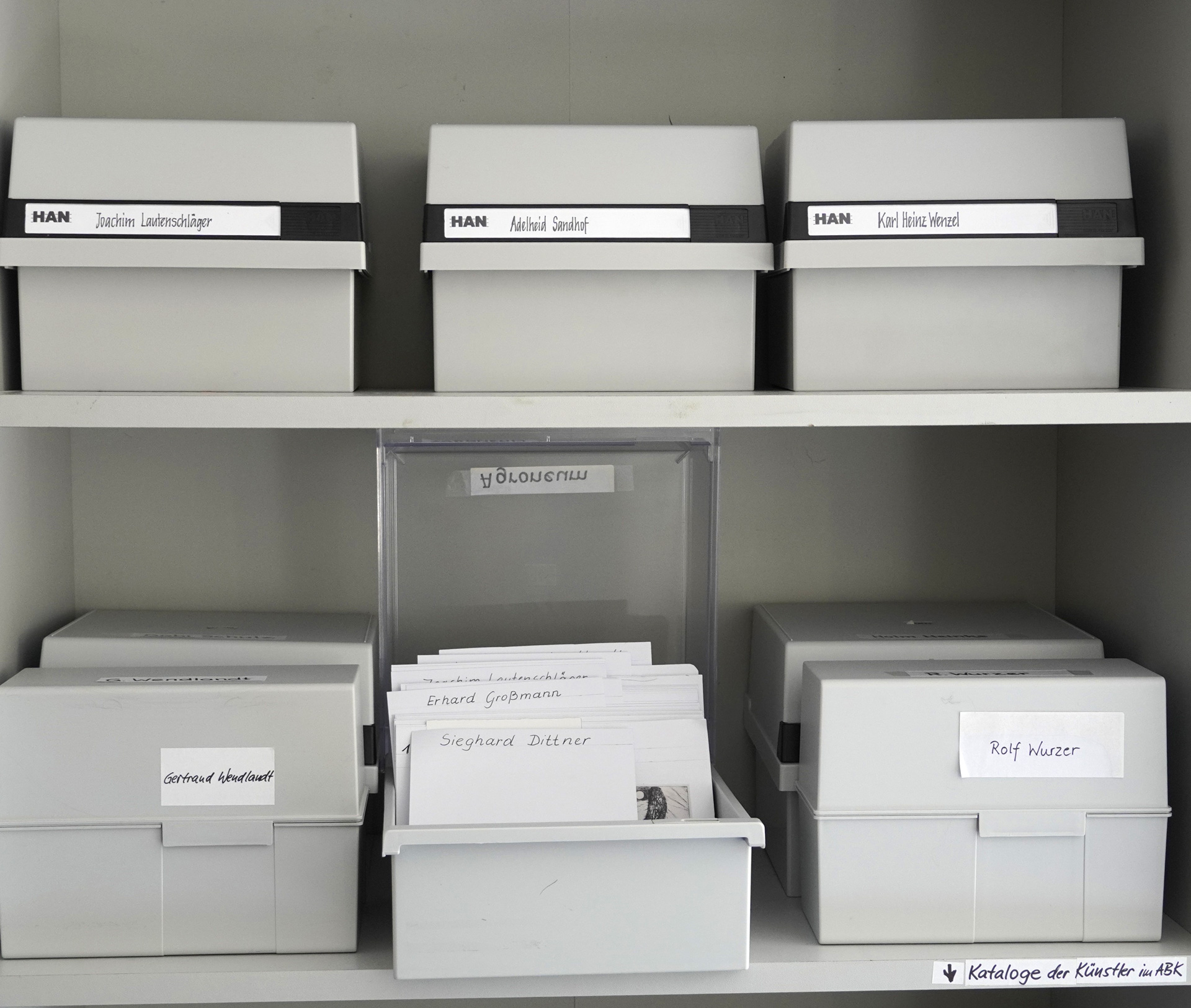 verschiedene Archivierungskästen in einem Schrank