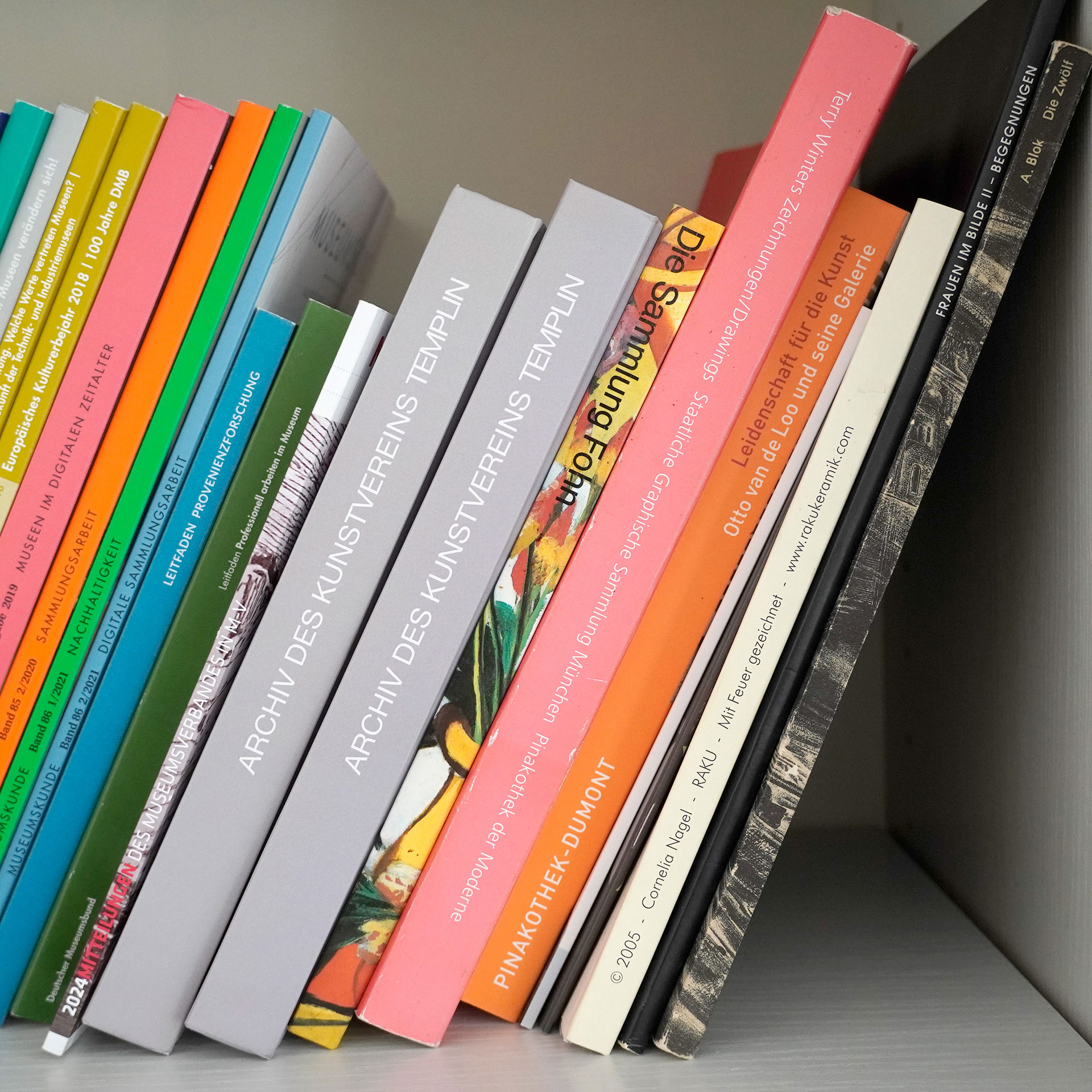 verschiedene Bücher in einem Bücherregal mit Büchern von Künstlern